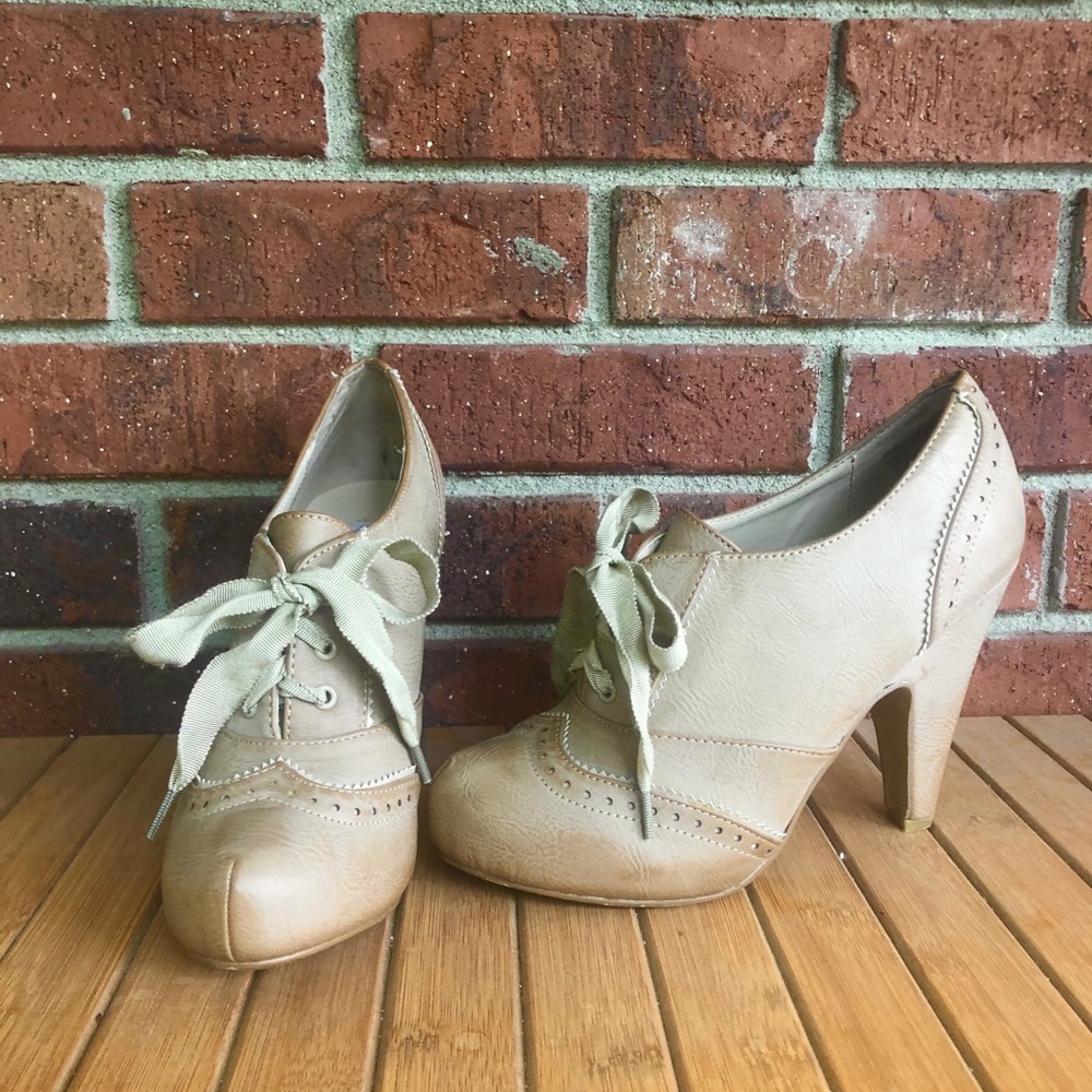 Lace-up Vintage Cutout Women’s Heeled Oxford